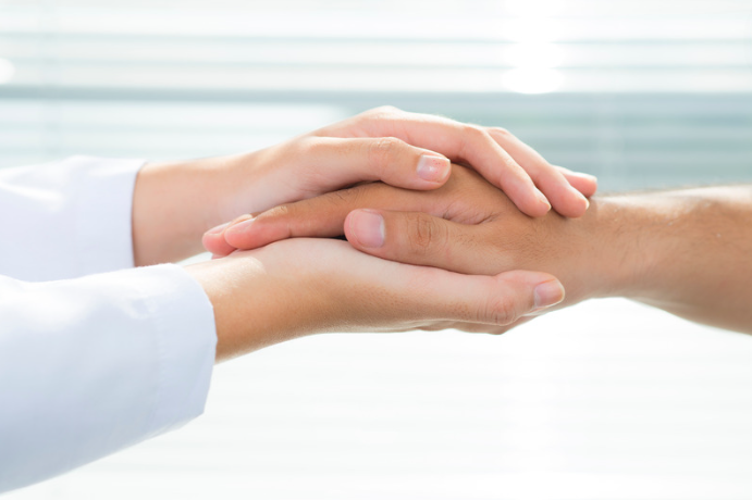 coaching - accompagnement holistique une main qui soutient une autre main