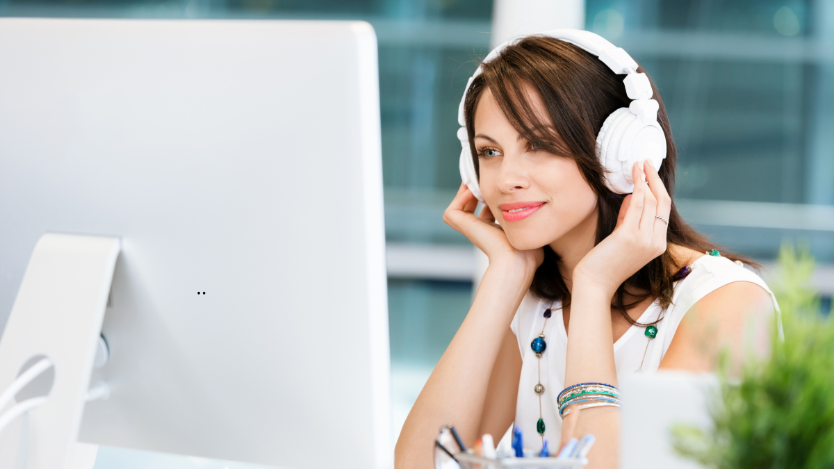 formations Une femme qui écoute avec son casque